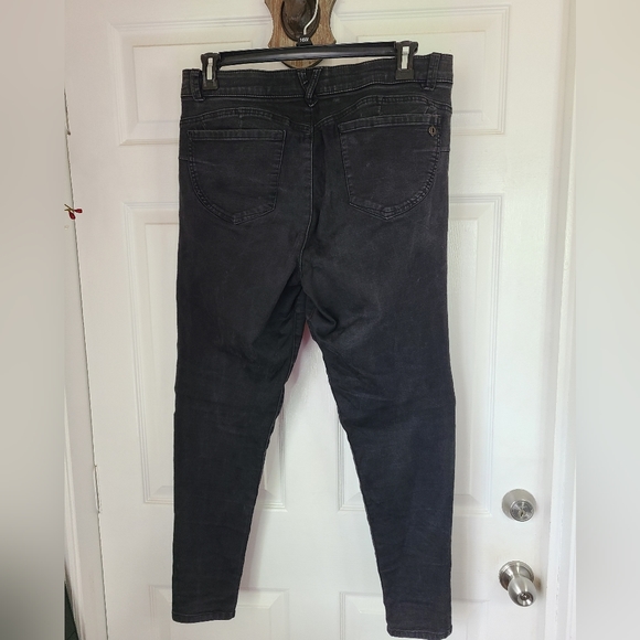 Democracy Woman's Streach Black Denim AB Solutions Booty Lift Jegging, Size: 14 - Picture 15 of 17